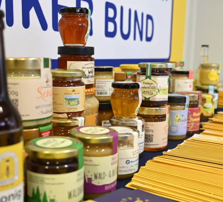 Honiggläser für den Probenversand. Foto: Janine Fritsch